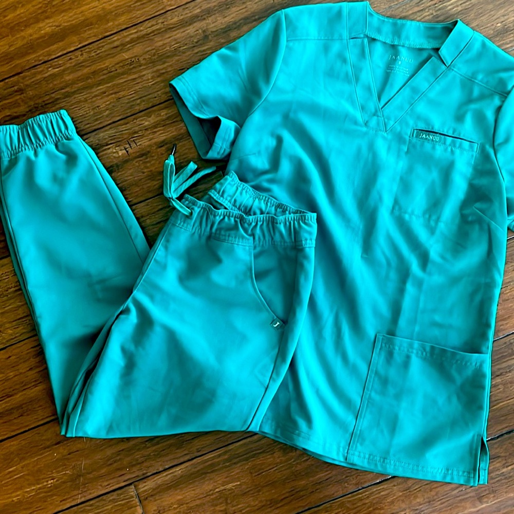 Jaanuu scrub set small